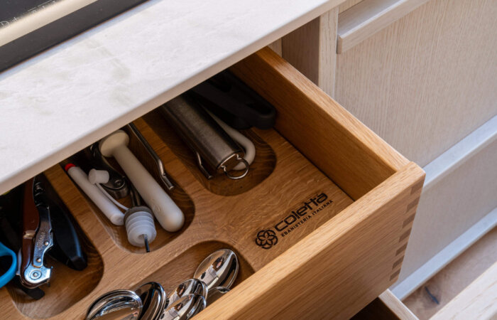 cassetto attrezzato in legno su misura - Coletta Ebanisteria Bari